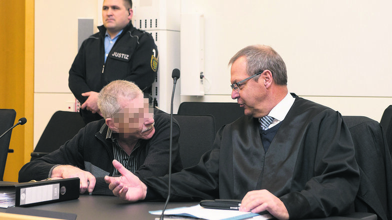 Helmut K., hier im Gespräch mit seinem Verteidiger Jürgen Saupe, steht seit Freitag wegen Mordes vor dem Landgericht Dresden. Er hat gestanden, seine Frau erschlagen zu haben.