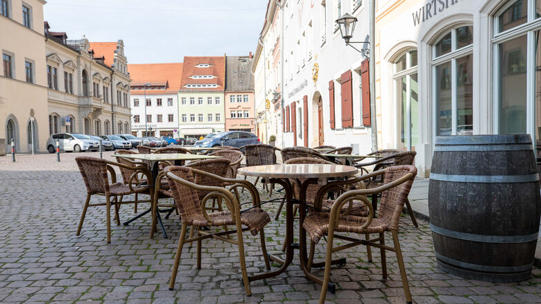 Tische vor dem Wirtshaus "Marieneck" am Pirnaer Markt: Ab 15. Mai mehr Platz im Außenbereich.