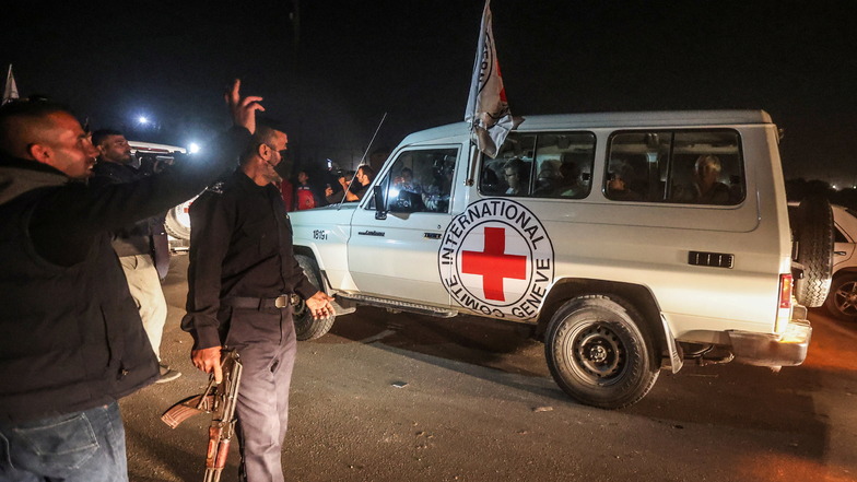 Ein Fahrzeug des Roten Kreuzes, in dem vermutlich Geiseln transportiert werden, kommt an der Grenze von Rafah an, wo ein Austausch von Geiseln und Gefangenen zwischen der Hamas und Israel vereinbart wurde.