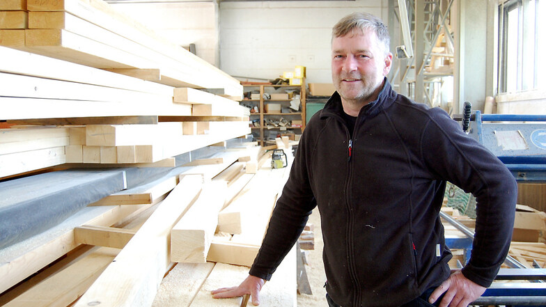 Olaf Körner von der Holzbau Hoyerswerda GmbH registriert die steigenden Bauholzpreise zwar mit einem Stirnrunzeln. Er selbst hat sein großes Lager aber so gut gefüllt, dass er seine Preise noch recht stabil halten kann.