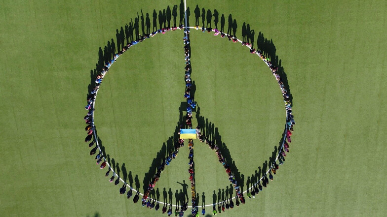 Die Grundschüler in Graupa stehen für den Frieden.