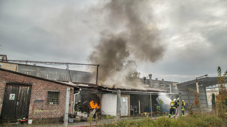 Schwarz-grauer Rauch steigt Freitagnachmittag über Höpner-Lacke auf. Ein Lager mit Lackfässern ist in Brand geraten.