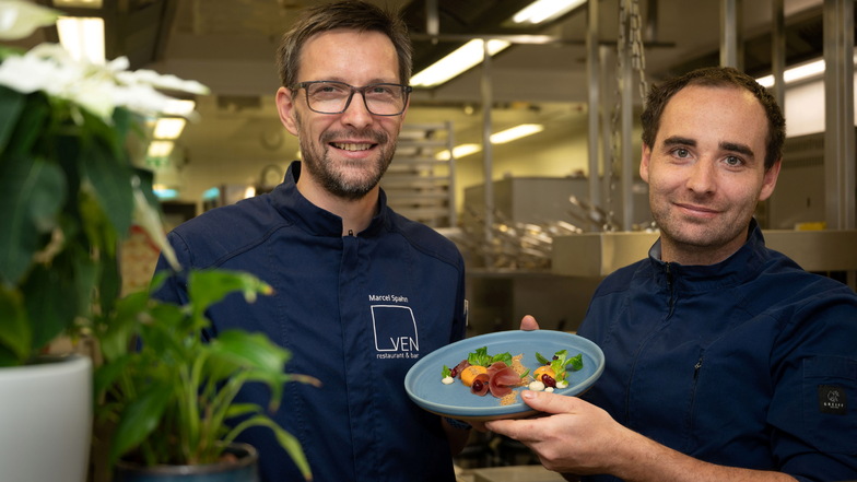 Küchenchef Marcel Spahn (l.) und Souschef Benjamin Elzner sind die kulinarischen Experten im Restaurant Ven. Die Menüs für die Kochsternstunden werden mit Pinzette und viel Fingerspitzengefühl auf die Teller gebracht.
