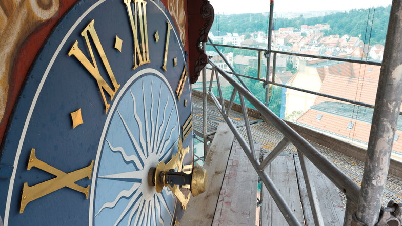 Die Turmuhr ist bei der Sanierung des Rathausturmes im Jahr 2012 aufgearbeitet worden.