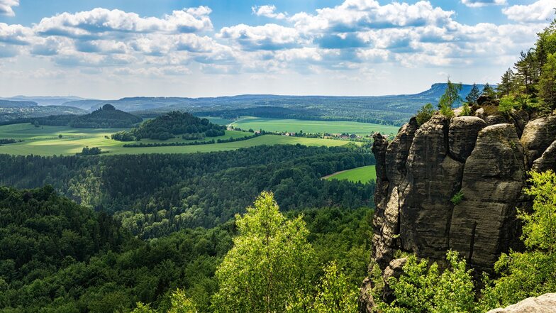 Immer eine Reise wert: die malerische Sächsische Schweiz. In den Sommerferien gilt hier mittwochs eine Familientageskarte für eine Zone im ganzen Verbundgebiet.