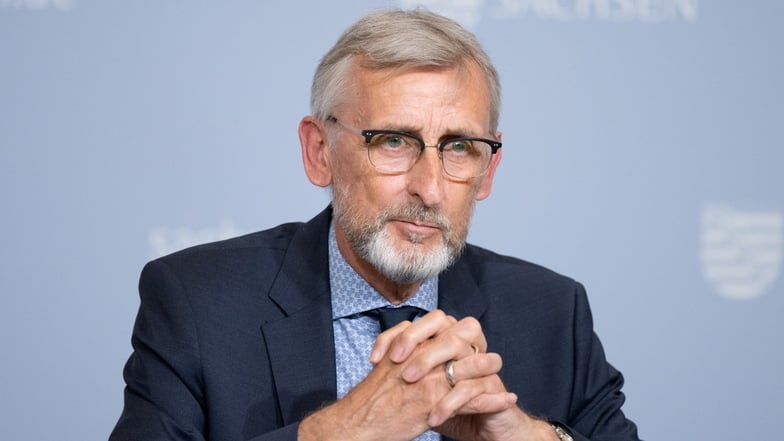 Sachsens Innenminister Armin Schuster (CDU) fordert eine sofortige Kurskorrektur bei der Aufnahme von Flüchtlingen.