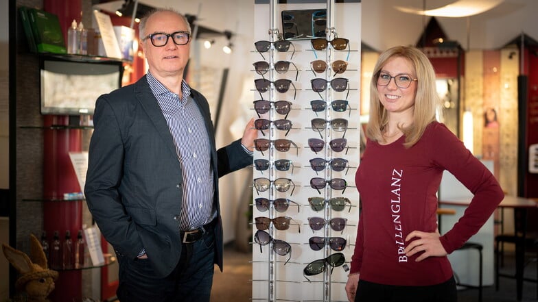 Der Radeberger Optiker Tom Schendel übergibt nach 34 Jahren sein Geschäft an Roxana Johne.