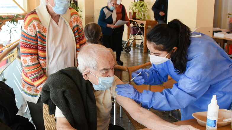 Der 93-jährige Heinz Frieß erhält im längsten Plattenbau Deutschlands, im Südosten Leipzigs, seine Coronaschutzimpfung.