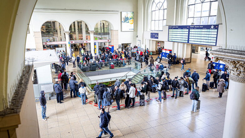 Reisende warten am Samstag auf ihre Züge im Hauptbahnhof Hannover.