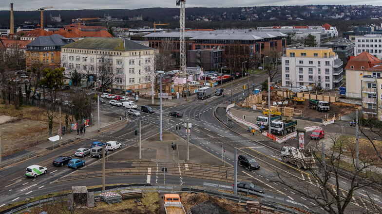 Ein Blick von oben auf die Kreuzung: Links ist Baustelle der ORD zu sehen, gegenüber wird gerade die Baugrube für das Bürogebäude von Villa Nova ausgehoben.