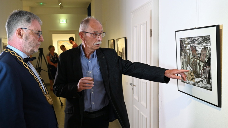Horst Hoppe führt Uwe Rumberg durch seine Ausstellung.