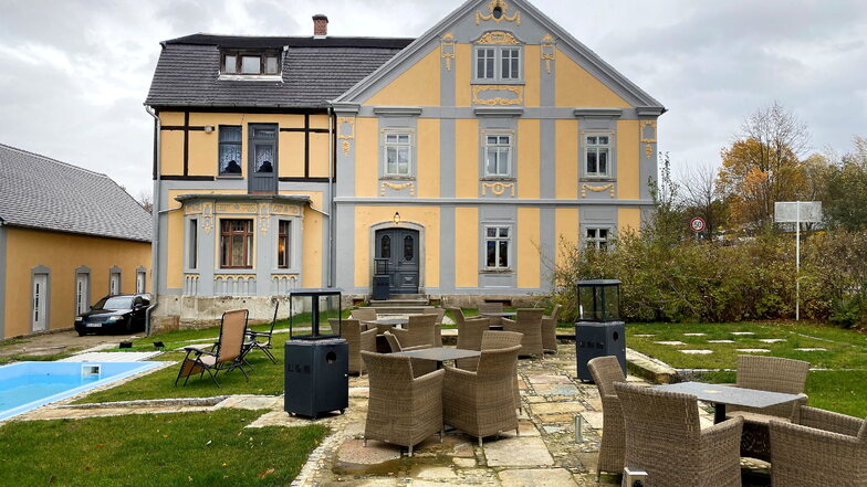 Im Garten der Villa gibt es Sitzgelegenheiten und einen Pool, der für die Feriengäste in den Appartements vorgesehen ist.
