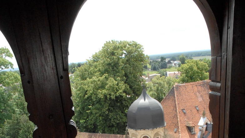 Blick auf das Kleine Schloss Schönfeld mit dem Turm der Wagenremise.