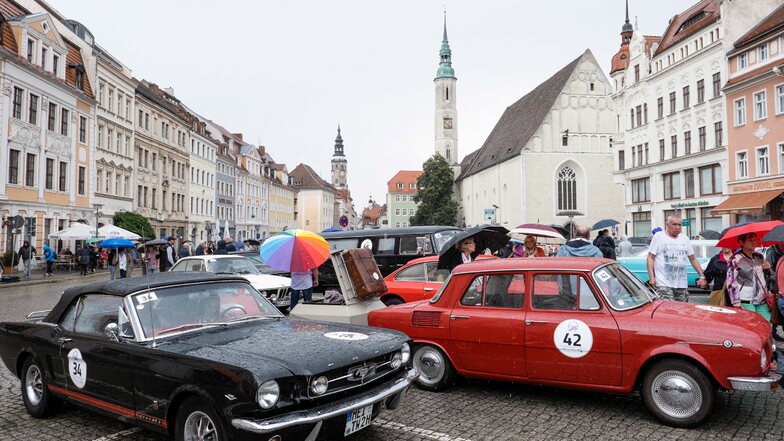 Trotz Regen lockte die Oldtimer-Rallye Elbflorenz auch auf dem Obermarkt in Görlitz viele Besucher an.
