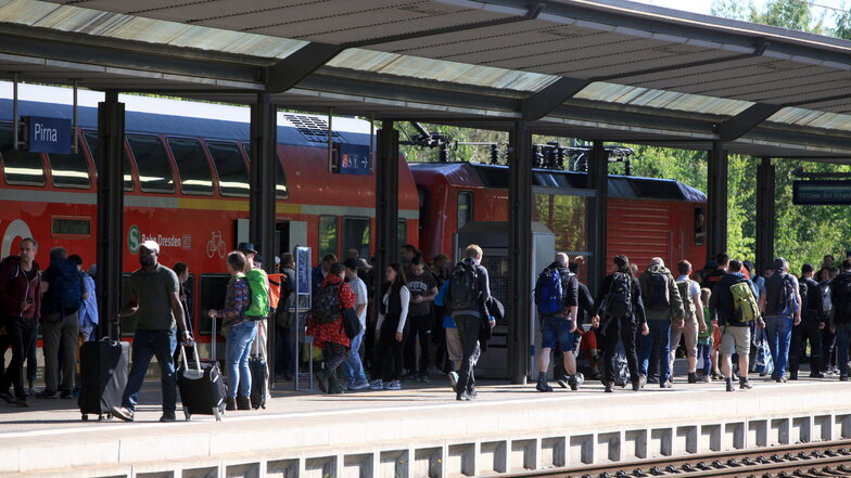 Überfüllte S-Bahn am Donnerstagvormittag in Pirna: Viele Ausflügler kam gar nicht mit und mussten auf den nächsten Zug warten.