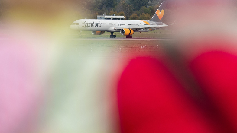 Der Ferienflieger Condor, eine Tochter des insolventen britischen Reisekonzerns Thomas Cook, hatte am Dienstagabend die Zusage über eine staatlichen Überbrückungskredit von 380 Millionen Euro erhalten.