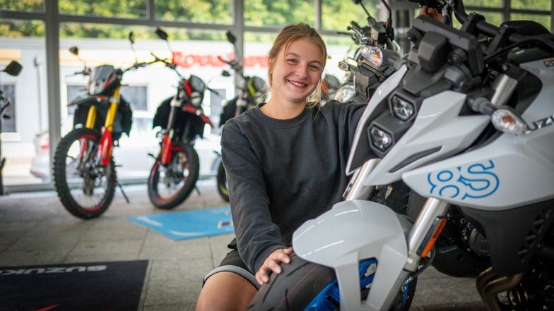 Motorradmechatronikerin Lilli Wüstrich ist nicht nur Schrauberin, sondern hilft im Zweirad-Center Döbeln dort, wo sie gebraucht wird, ob das Büroarbeit ist oder ein Verkaufsgespräch. Außerdem fährt die 20-Jährige aktiv Motocross.