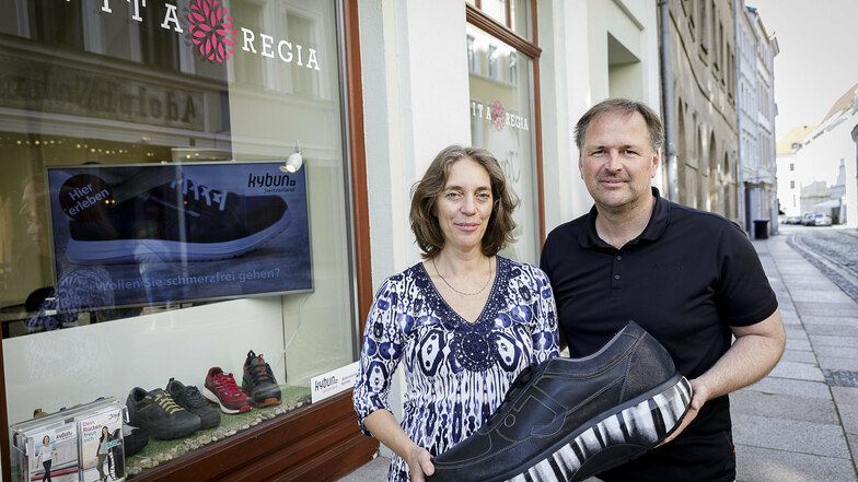 Iris und Martin Näwig betreiben in der Weberstraße ein Geschäft für gesunde Schuhe und haben schon eine kleine Fangemeinde.