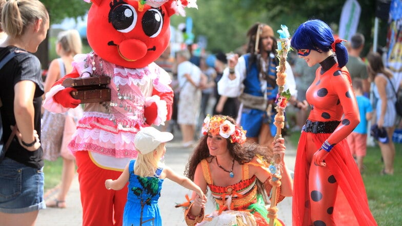 Realität trifft Märchen und Fantasie beim nachgeholten Kinderfest in Pirna.