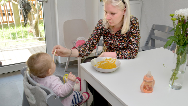 Mittag im Kinderhaus: Maria Wiedemann füttert die kleine Lisa.