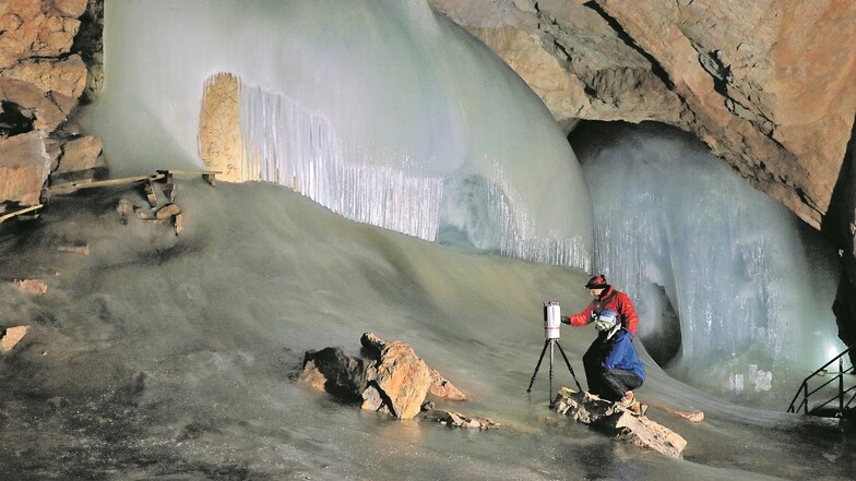 Millimetergenau messen die Wissenschaftler die gigantischen Eisfiguren in der Höhle. Werden sie diesen heißen Sommer überhaupt noch überstehen?