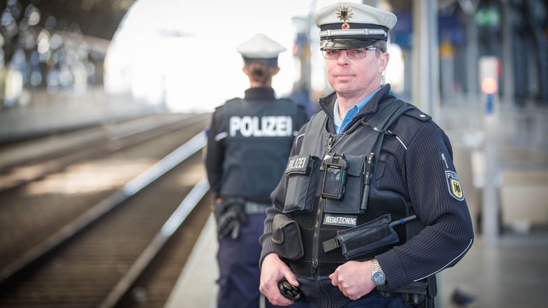 Künftig nur noch mit Kamera auf Streife: Kommissar Ronny Forke ist der erste Bundespolizist, der die Bodycam in Dresden an der Brusttasche seiner Uniform trägt. 