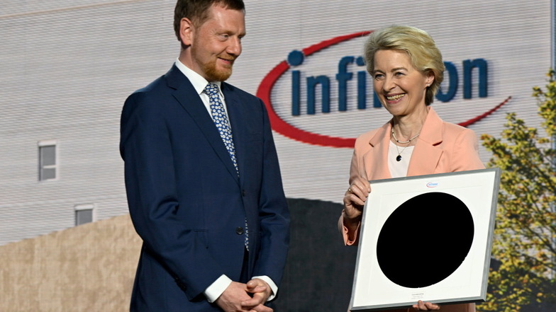 Ursula von der Leyen, EU- Kommissionspräsidentin, hält einen 300-Millimeter-Wafer in der Hand.
