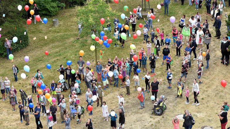 Bunte Luftballons zum Ferienbeginn: Für die Grundschüler Willkommen und Abschied zugleich.