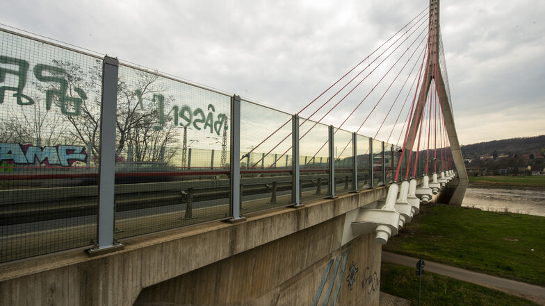 Die Niederwarthaer Brücke in Radebeul kann wieder komplett in beide Richtungen befahren werden.