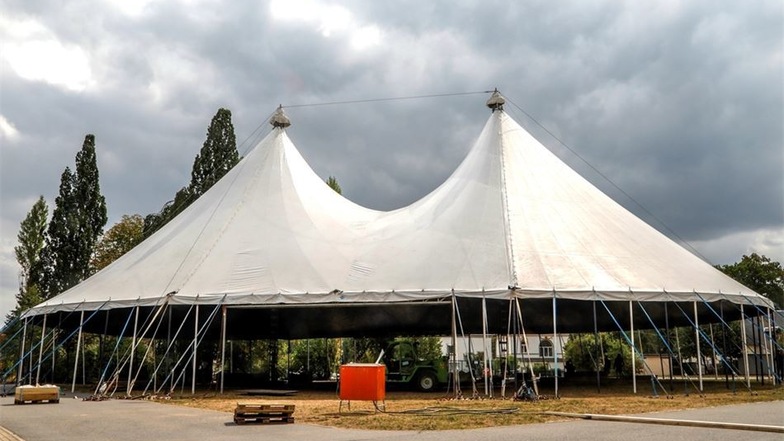 Das zweikupplige Zelt fasst 1400 Gäste.