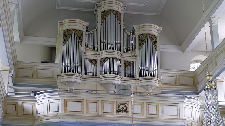Die Kreuzbach-Orgel in der Waldheimer Nicolaikirche soll saniert werden. Dafür kommen historische Orgelpfeifen zur Versteigerung.