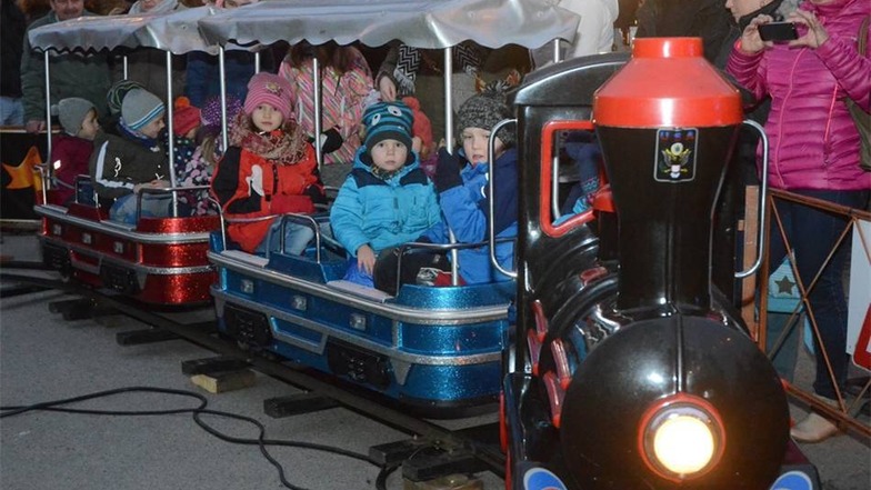 Die Kindereisenbahn erfreut sich bei den jüngsten Besuchern großer Beliebtheit und rollt daher auf dem Weihnachtsmarkt ununterbrochen auf ihren schmalen Gleisen.