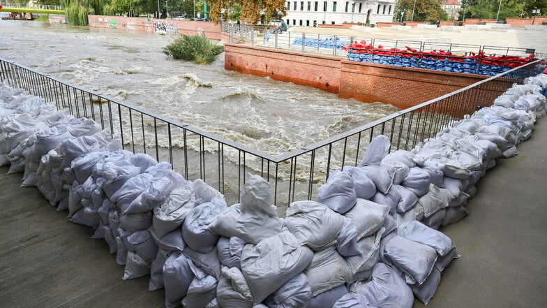 In Breslau wurden Sandsäcke als Barrieren gegen die Flut genutzt.