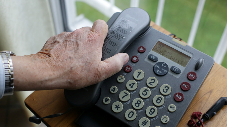 Telefonbetrüger haben in Dresden versucht, eine Rentnerin um mehr als 100.000 Euro zu erleichtern.