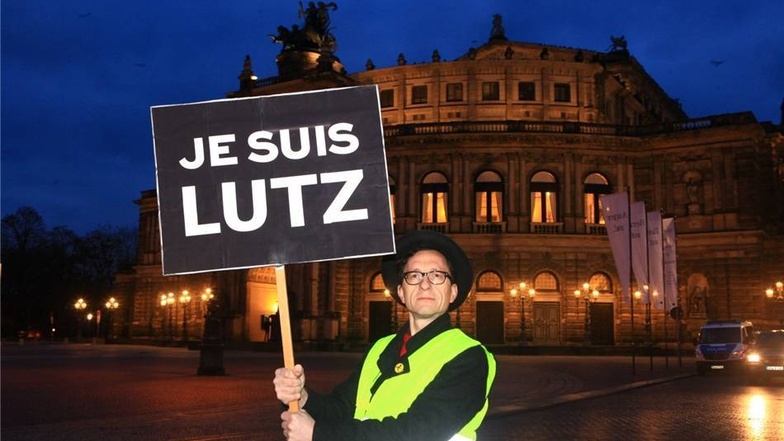 Dieser Demonstrant mit "Je suis Lutz"-Schild nennt sich "Dada Vadim" und protestierte am Montagabend für die Freiheit der Kunst: "Ich bin für die Instrumentalisierung der Instrumentalisierung!" Wohl nicht zuletzt aufgrund seines Schildes bekam er am Montagabend auch Zuspruch von Pegida-Anhängern. In der Nacht zuvor träumte er von einer Diskussion mit Lutz Bachmann.