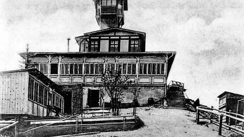 Ende November 1905 brannte das erste Restaurant auf dem Spitzberg bei Warnsdorf nieder. Dem Bau hatte Ende des 19. Jahrhunderts der Fürst von Liechtenstein zugestimmt, denn er war der Grundstücksbesitzer.