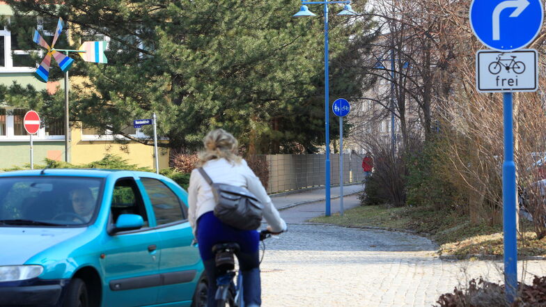 Für Autofahrer geht es hier in Kamenz-Ost nicht geradeaus. Seit 25 Jahren ist der direkte Weg zum Ärztehaus nur Fußgängern und Radfahrern vorbehalten. Das sorgt immer wieder für Diskussionen.