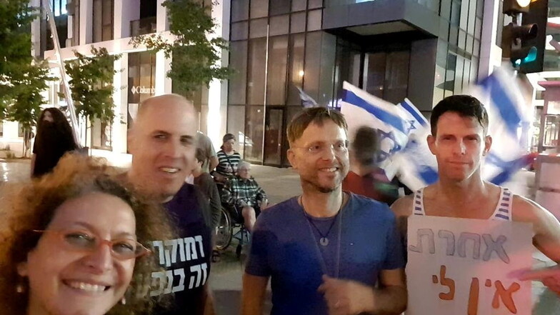 Dan Pelleg und Marco E. Weigert (von rechts) mit Freunden bei den Protesten in Tel Aviv.