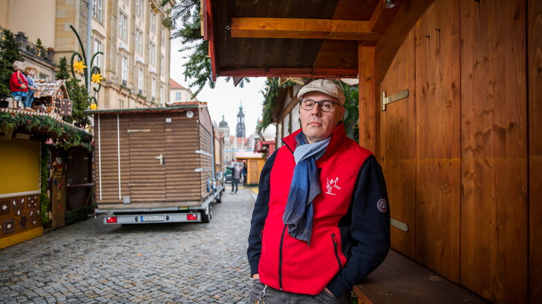 "Stimmung nicht gerade bombastisch“: Händler Jörn Richter vor einem der verschlossenen Stände auf dem Striezelmarkt.
