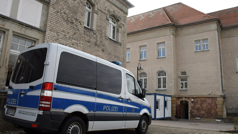 Beamte der Polizei sind zur Sicherheit vor dem Amtsgericht Döbeln.