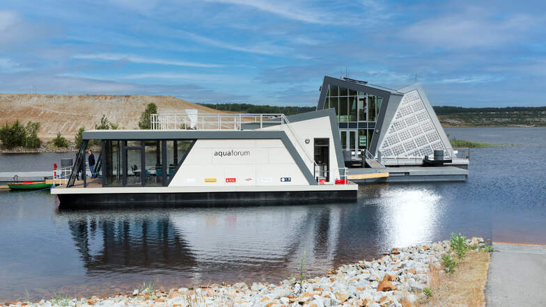Autartec, ein Projekt für dieses schwimmende Haus und den Seminarraum als Boot auf dem Bergheider See. 15 Forschungspartner unter Leitung des Fraunhofer IVI waren daran beteiligt. Das Design dazu kam von der TU Dresden.