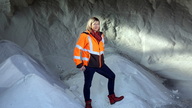 Autobahnmeisterin Yvonne Milster und ihr riesiger Streusalzberg. 200 bis 250 Tonnen davon werden an Wintertagen täglich auf die Autobahn gestreut. Jetzt hofft ihr Team, dass der Winter endlich vorbei ist.