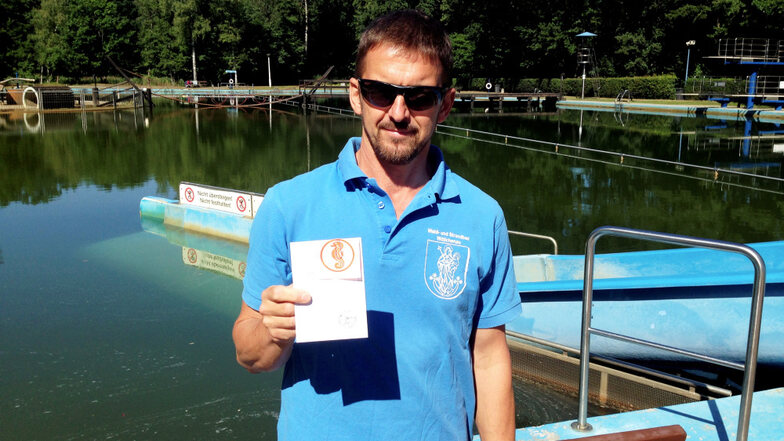 Uwe Mickel mit einem Seepferdchen-Pass: Lohn für ein Kind, das bei ihm im Waldbad Wittichenau die Grundzüge des Schwimmens erlernt hat.
