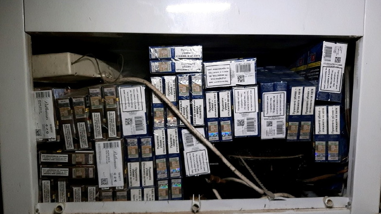Zoll-Fund bei Schmilka: Tausende Zigaretten wurden in einer Kühltruhe versteckt.