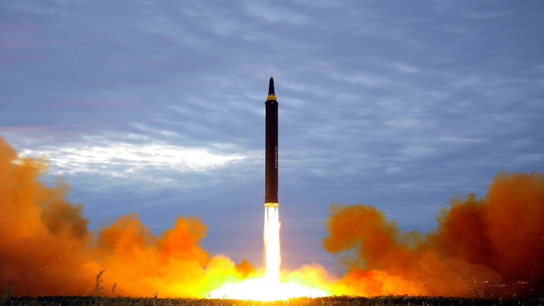 Dieses Archivbild aus dem Jahr 2017 zeigt eine Hwasong-12-Rakete in Pjöngjang: Das Regime in Nordkorea hat zuletzt mehrere Raketen gestartet.