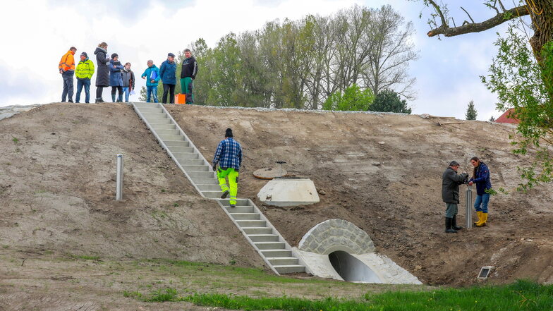 Das neue Regenrückhaltebecken am Leutersdorfer Siedlungsweg ist jetzt in Betrieb. Es soll die Gemeinde vor Hochwasserereignissen schützen.