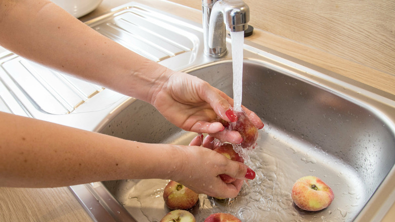 Darf man Obst unter laufendem Wasser abwaschen, oder ist das Wasserverschwendung?
