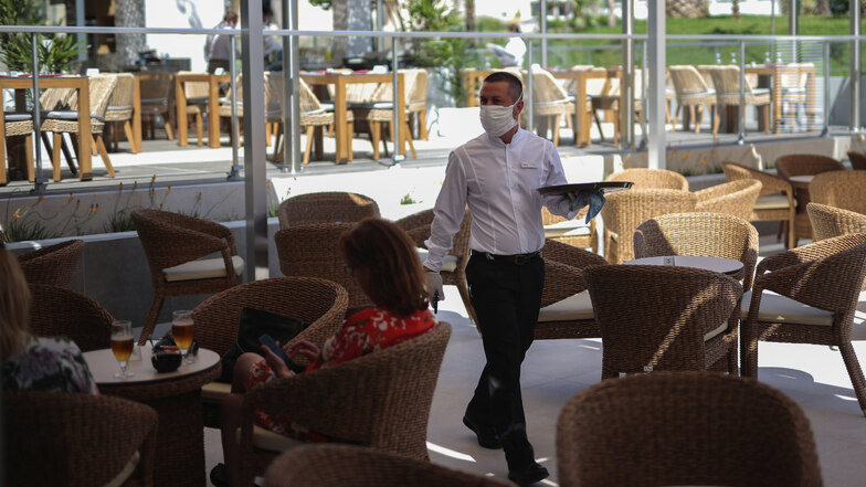 Wie hier im Hotel Riu Concordia in Palma de Mallorca sind noch viele Plätze frei. Für das Personal gilt Mundschutzpflicht.