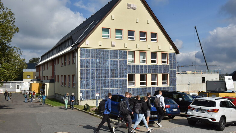 Schüler vor dem Gymnasium in Altenberg, als sie noch einfach so zum Unterricht gehen konnten. Zurzeit ist an der Schule alles anders.