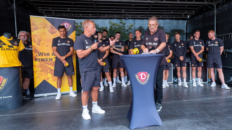 Markus Anfang wird bei der Mannschaftsvorstellung von Dynamos Stadionsprecher Peter Hauskeller interviewt.